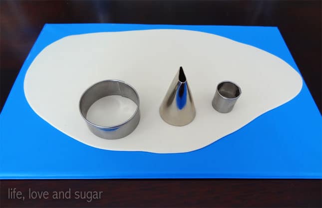 image of fondant and circle cutters